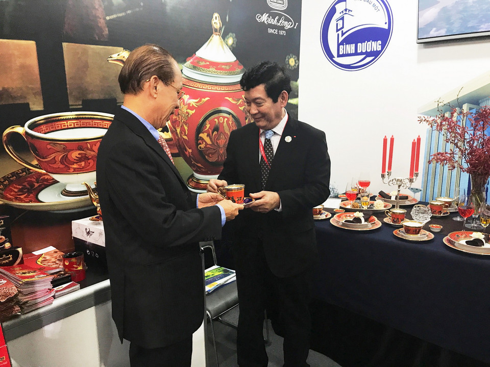 Thứ trưởng Bộ Văn hóa thể thao du lịch Huỳnh Vĩnh Ái (phải) thăm gian hàng.