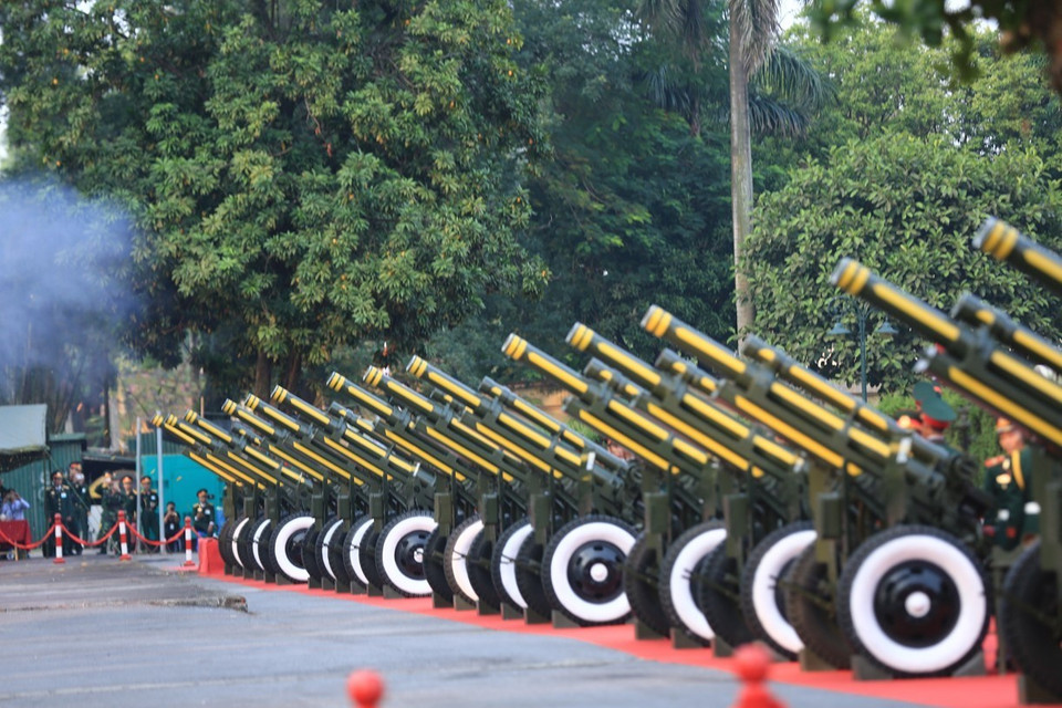 21 loạt đại bác chào mừng chuyến thăm cấp Nhà nước tới Việt Nam của Tổng Bí thư, Chủ tịch Trung Quốc Tập Cận Bình. (Ảnh: Trọng Đạt/TTXVN)