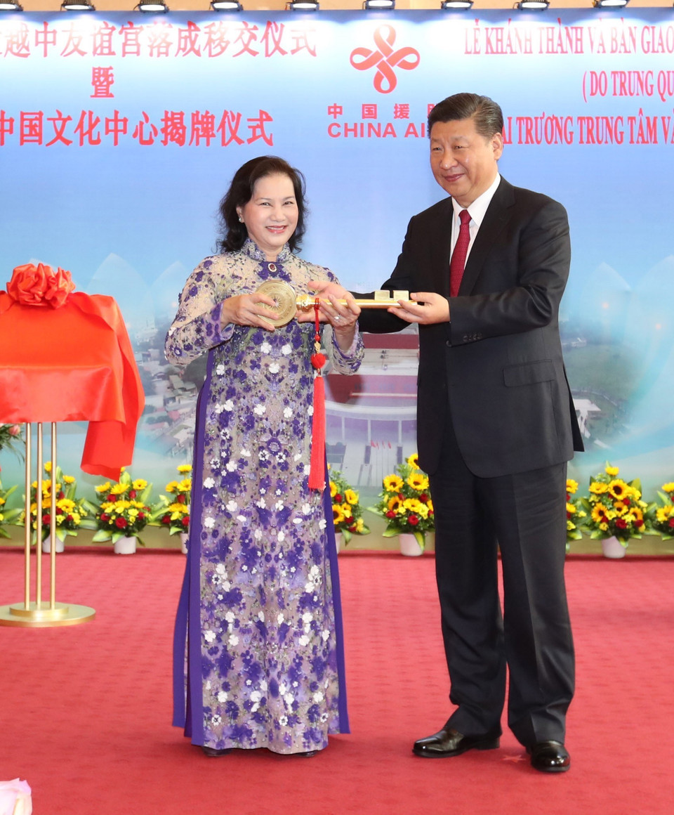  Chủ tịch Quốc hội Nguyễn Thị Kim Ngân và Tổng Bí thư, Chủ tịch Trung Quốc Tập Cận Bình thực hiện nghi thức khai trương Trung tâm Văn hóa Trung Quốc tại Hà Nội. (Ảnh: Trọng Đức/TTXVN)