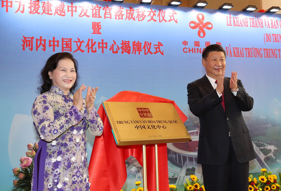 Chủ tịch Quốc hội Nguyễn Thị Kim Ngân và Tổng Bí thư, Chủ tịch Trung Quốc Tập Cận Bình thực hiện nghi thức khai trương Trung tâm Văn hóa Trung Quốc tại Hà Nội. (Ảnh: Trọng Đức/TTXVN)