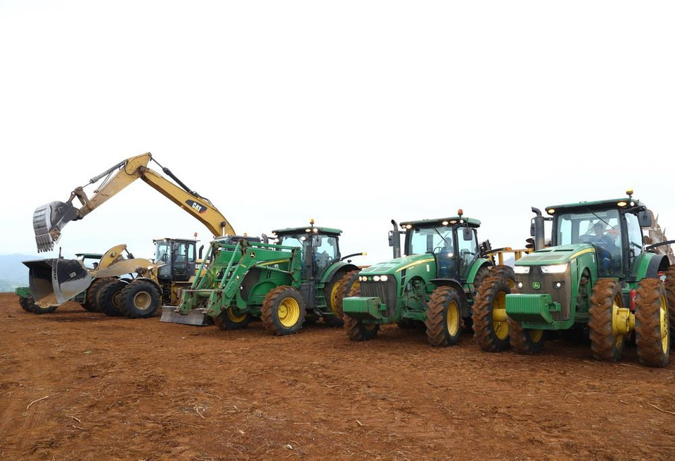 Thiết bị, xe máy phục vụ lễ khởi công dự án. (Ảnh: Thống Nhất/TTXVN)