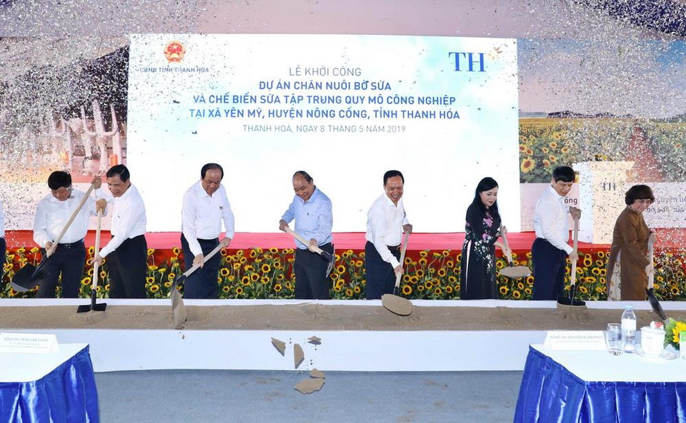 Thủ tướng Nguyễn Xuân Phúc và các đại biểu thực hiện nghi thức khởi công dự án chăn nuôi bò sữa và chế biến sữa tập trung quy mô công nghiệp. (Ảnh: Thống Nhất/TTXVN)