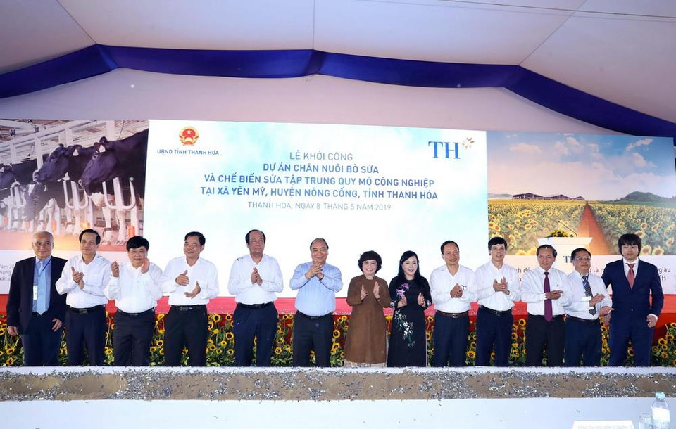 Thủ tướng Nguyễn Xuân Phúc và các đại biểu thực hiện nghi thức khởi công dự án chăn nuôi bò sữa và chế biến sữa tập trung quy mô công nghiệp. (Ảnh: Thống Nhất/TTXVN)