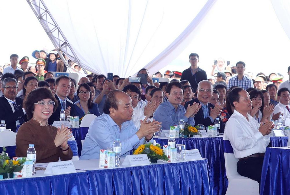 Thủ tướng Nguyễn Xuân Phúc và các đại biểu dự lễ khởi công dự án chăn nuôi bò sữa và chế biến sữa tập trung quy mô công nghiệp. (Ảnh: Thống Nhất/TTXVN)