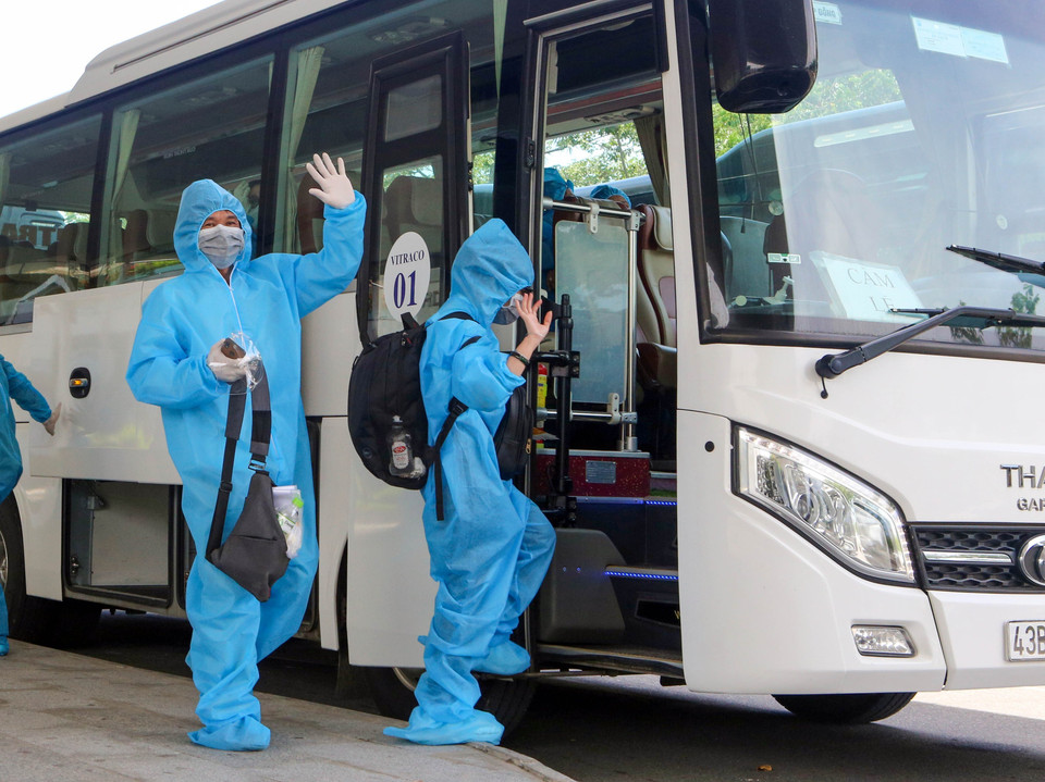 Công dân Đà Nẵng lên xe ôtô về nơi cách ly sau chặng bay từ Thành phố Hồ Chí Minh về Đà Nẵng. (Ảnh: Trần Lê Lâm/TTXVN)