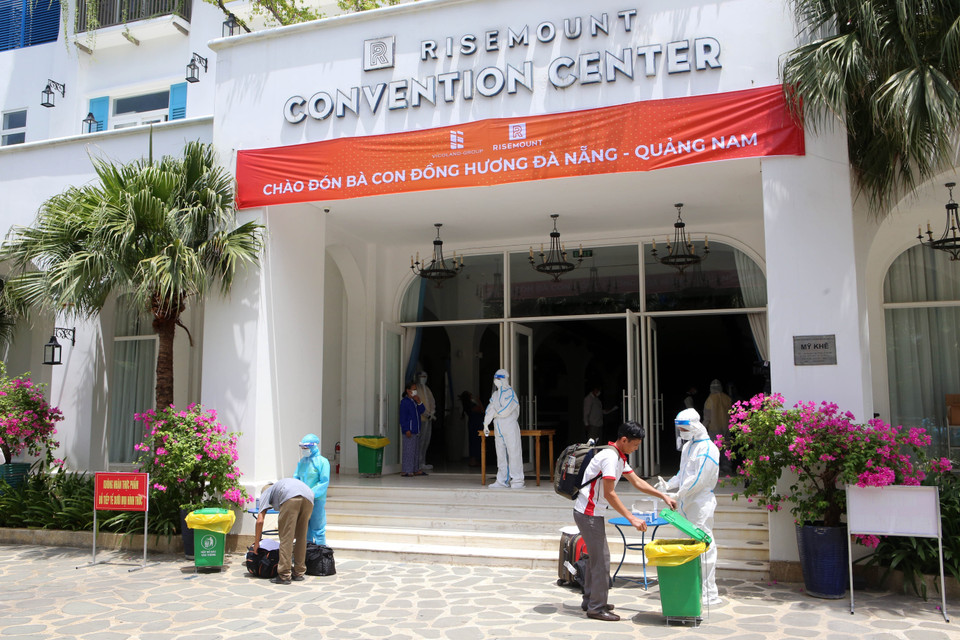 Công dân được đưa về cách ly tại khách sạn thực hiện các biện pháp phòng chống dịch trước khi vào lưu trú. (Ảnh: Trần Lê Lâm/TTXVN)