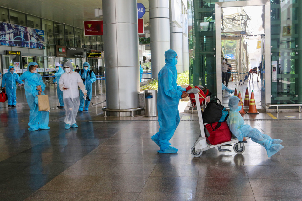 Những công dân Đà Nẵng đầu tiên trở về từ Thành phố Hồ Chí Minh tại sân bay Đà Nẵng. (Ảnh: Trần Lê Lâm/TTXVN)