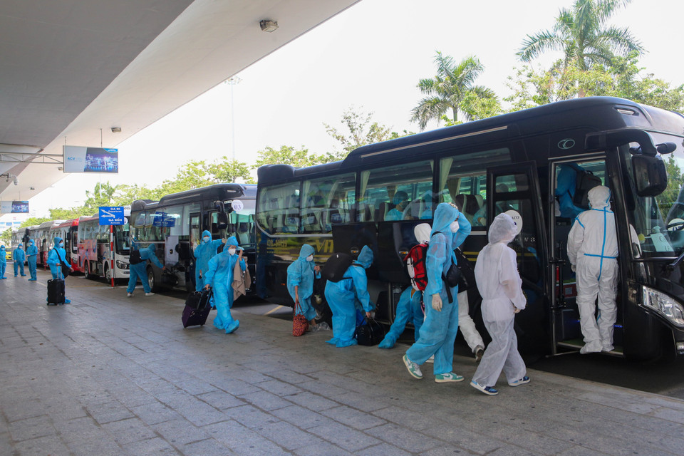 Công dân Đà Nẵng lên xe ôtô về nơi cách ly sau chặng bay từ thành phố Hồ Chí Minh về Đà Nẵng. (Ảnh: Trần Lê Lâm/TTXVN)
