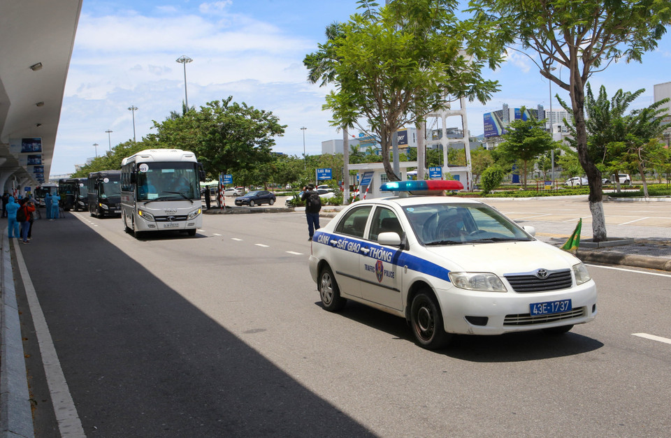 Xe cảnh sát giao thông dẫn đường đoàn xe đưa người đi cách ly từ Thành phố Hồ Chí Minh về. (Ảnh: Trần Lê Lâm/TTXVN)