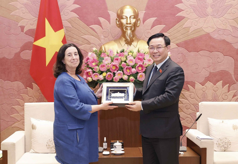 Chủ tịch Quốc hội Vương Đình Huệ tặng quà lưu niệm cho bà Manuela V. Ferro, Phó Chủ tịch Ngân hàng Thế giới phụ trách khu vực Đông Á và Thái Bình Dương. (Ảnh: Doãn Tấn/TTXVN)