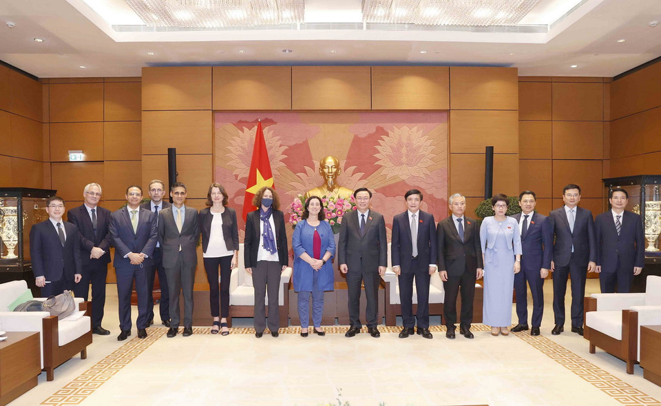 Chủ tịch Quốc hội Vương Đình Huệ chụp ảnh cùng các đại biểu. (Ảnh: Doãn Tấn/TTXVN)