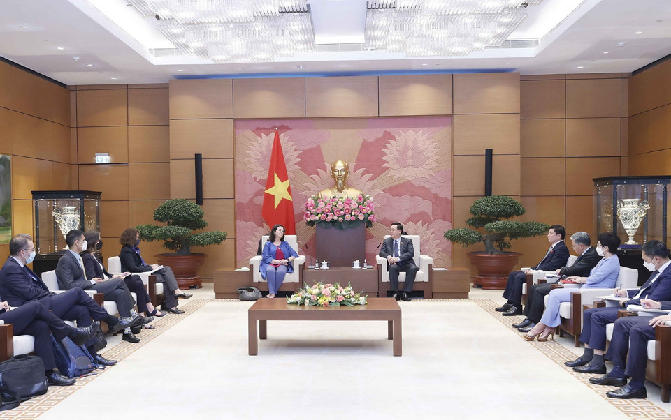 Chủ tịch Quốc hội Vương Đình Huệ tiếp bà Manuela V. Ferro, Phó Chủ tịch WB phụ trách khu vực Đông Á và Thái Bình Dương. (Ảnh: Doãn Tấn/TTXVN)