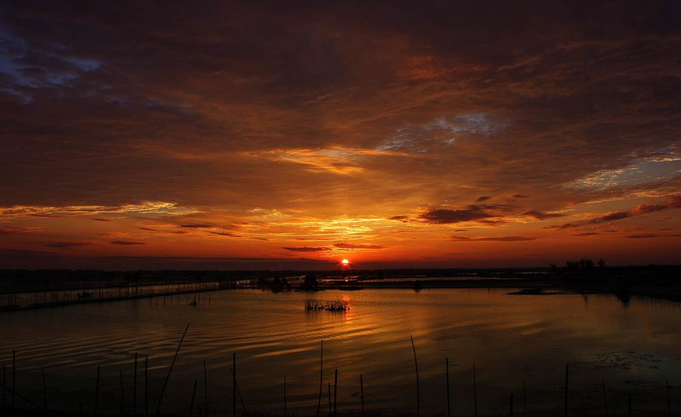 Bình minh trên Đầm Chuồn. (Ảnh: Hồ Cầu/TTXVN)