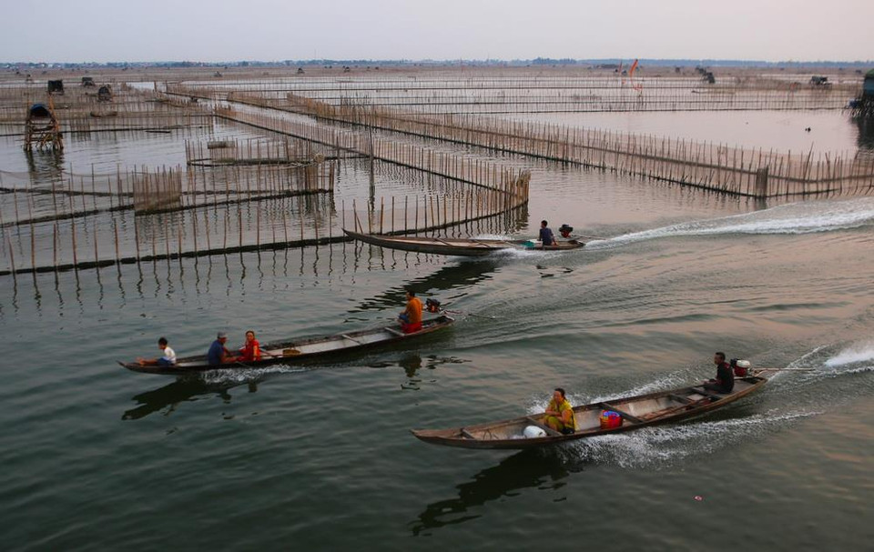 Thuyền của người dân về bến sau một đêm đánh bắt thủy sản trên Đầm Chuồn. (Ảnh: Hồ Cầu/TTXVN)
