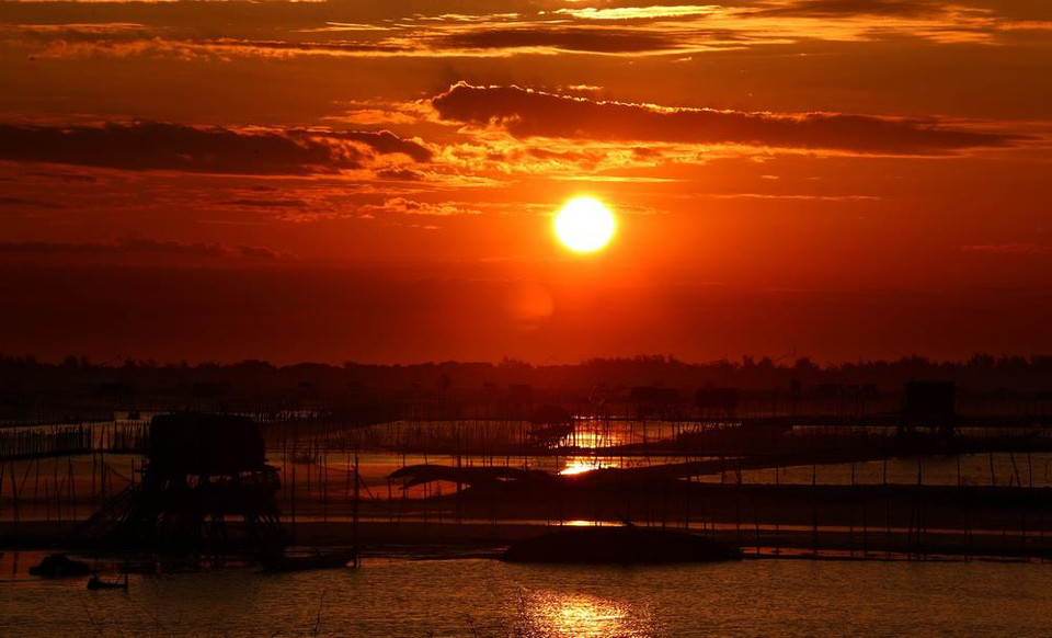 Bình minh trên Đầm Chuồn. (Ảnh: Hồ Cầu/TTXVN)