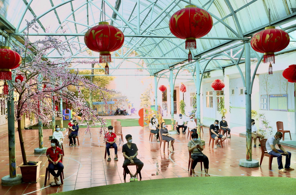  Người dân phường Nguyễn Trãi (Hà Đông) ngồi giãn cách chờ đến lượt xét nghiệm sáng 19/8. (Ảnh: Hoàng Hiếu/TTXVN)