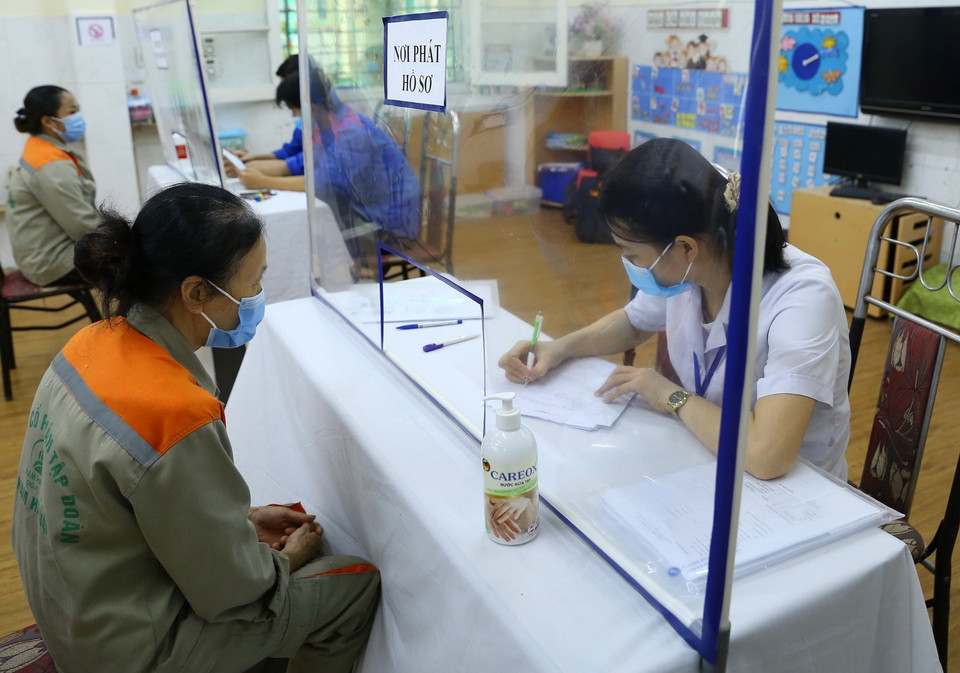  Người dân phường Nguyễn Trãi (Hà Đông) làm thủ tục xét nghiệm sáng 19/8. (Ảnh: Hoàng Hiếu/TTXVN)