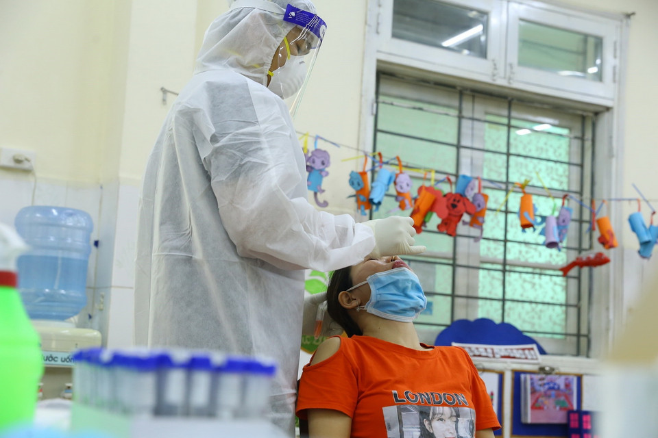  Người dân phường Nguyễn Trãi (Hà Đông) được lấy mẫu tại điểm lấy mẫu xét nghiệm Trường mầm non 3/2 sáng 19/8. (Ảnh: Hoàng Hiếu/TTXVN)