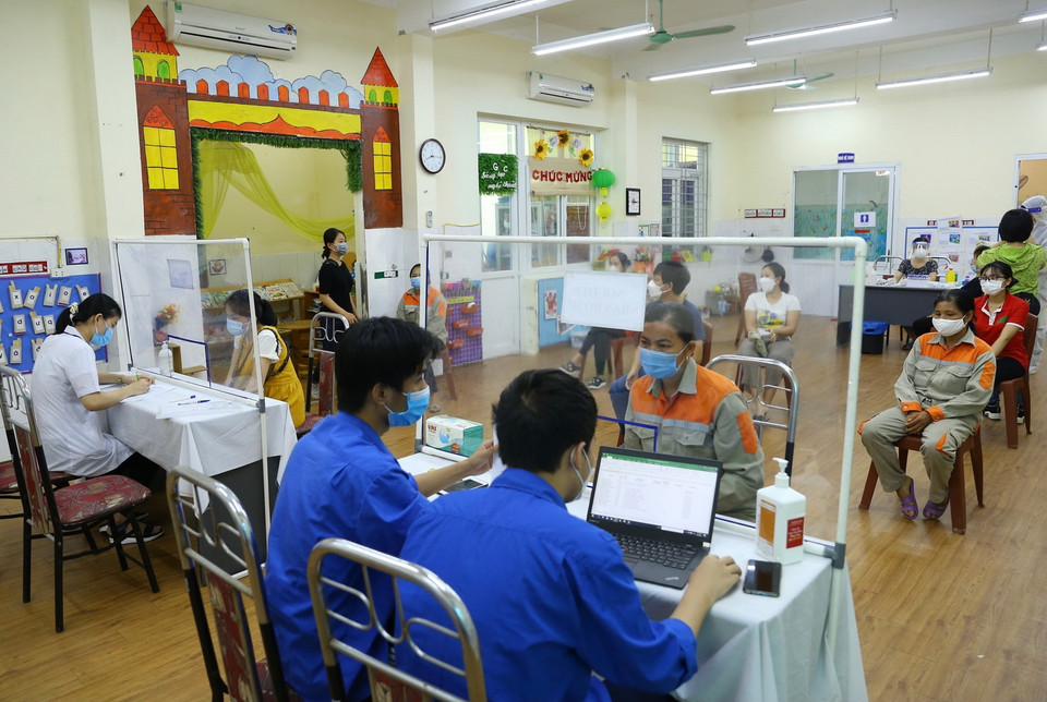 Người dân phường Nguyễn Trãi, quận Hà Đông làm thủ tục xét nghiệm sáng 19/8. (Ảnh: Hoàng Hiếu/TTXVN)