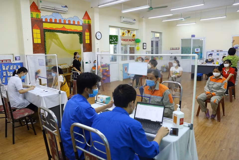 Người dân phường Nguyễn Trãi, quận Hà Đông làm thủ tục xét nghiệm sáng 19/8. (Ảnh: Hoàng Hiếu/TTXVN)