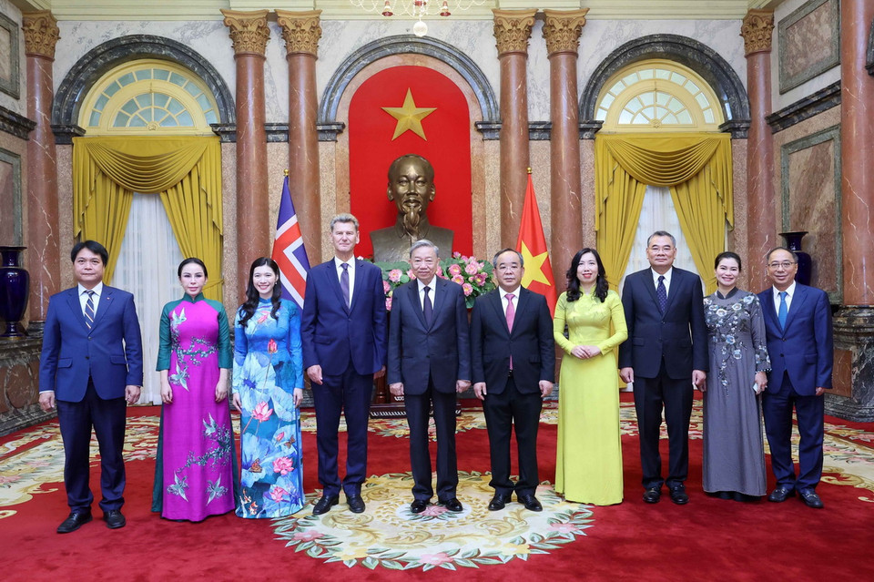 Chủ tịch nước Tô Lâm và Đại sứ Đại sứ Iceland Thórir Isben chụp ảnh chung cùng các đại biểu. (Ảnh: Nhan Sáng/TTXVN)