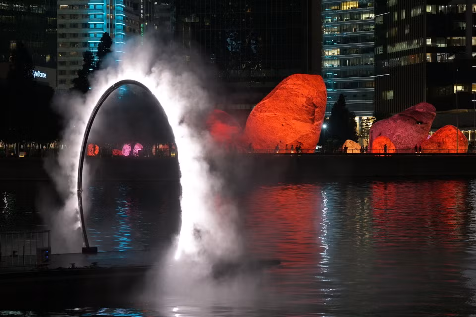 Tác phẩm nghệ thuật được trưng bày tại lễ hội ánh sáng ở Vịnh Marina, Singapore, ngày 28/5/2024. (Ảnh: THX/TTXVN)