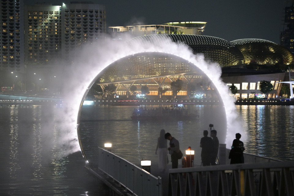 Tác phẩm nghệ thuật được trưng bày tại lễ hội ánh sáng ở Vịnh Marina, Singapore, ngày 28/5/2024. (Ảnh: THX/TTXVN)