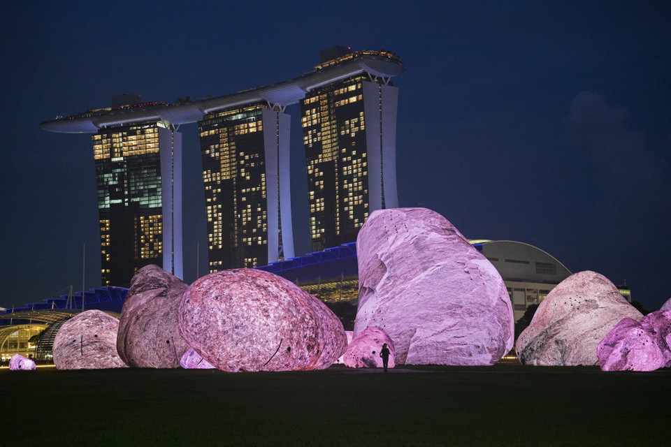 Một tác phẩm nghệ thuật được trưng bày tại lễ hội ánh sáng ở Vịnh Marina, Singapore, ngày 28/5. (Ảnh: THX/TTXVN)