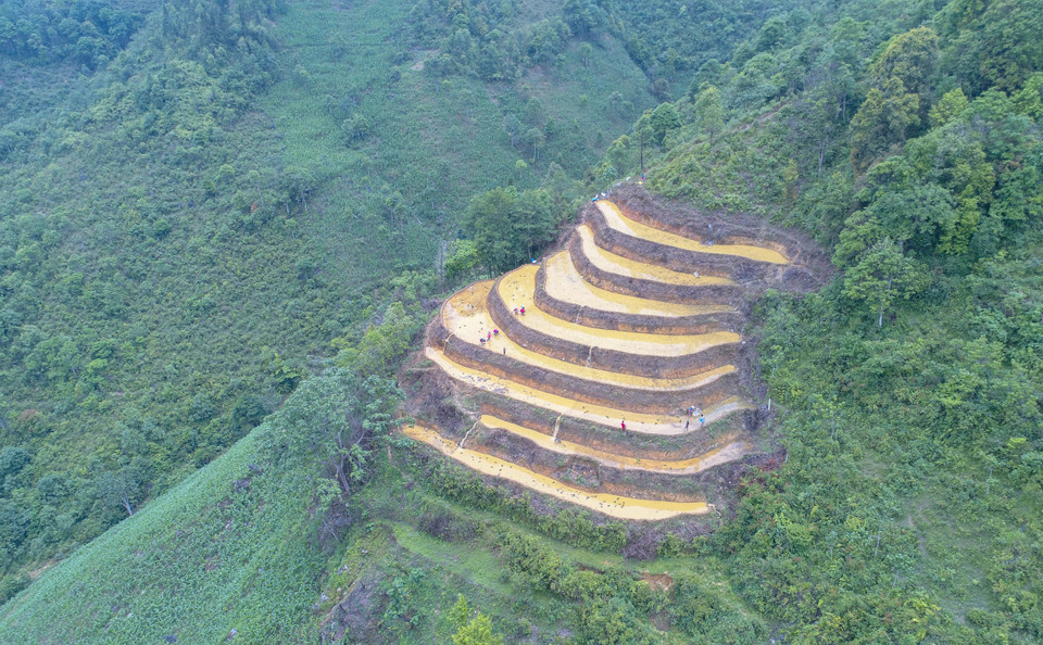 Thời điểm cuối tháng 5, đầu tháng 6 dương lịch đang là mùa nước đổ tại Bắc Hà. Đến với mảnh đất này, du khách sẽ bị cuốn hút bởi vẻ đẹp hùng vĩ của những thửa ruộng bậc thang và cảm phục trước sức mạnh chiến thắng thiên nhiên của những người dân tộc thiểu số ngày ngày đội mưa nắng canh tác trên những thửa ruộng này. 