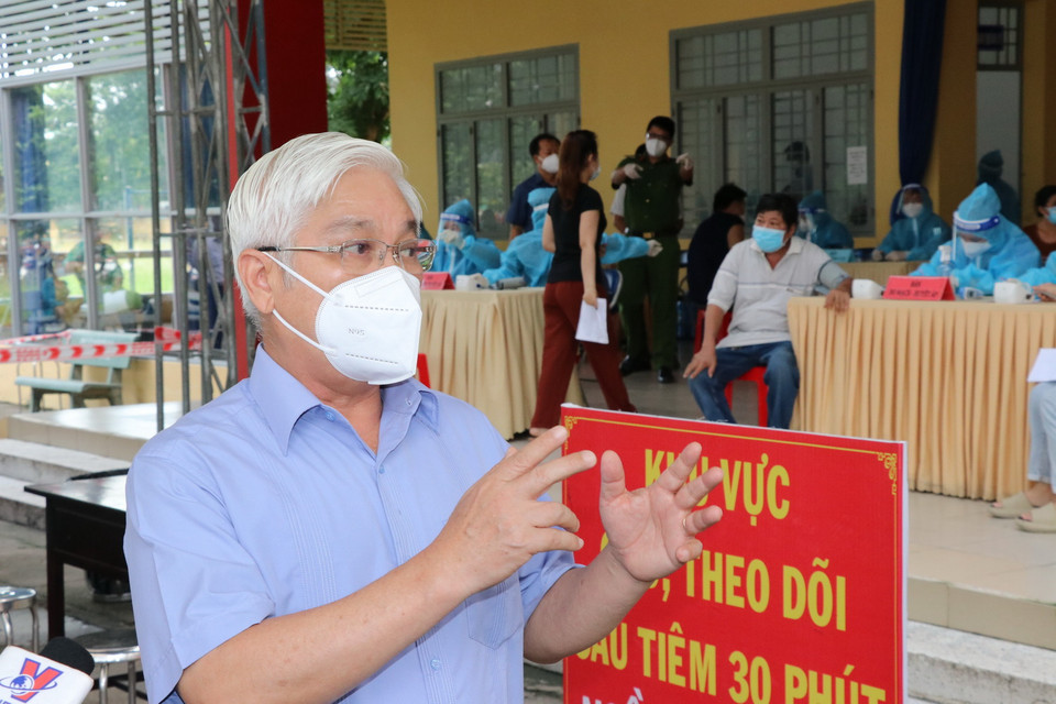 Bí thư Tỉnh ủy Bình Dương mong mỗi người dân của Bình Dương ít nhất được 1 mũi tiêm vaccine để đạt miễn dịch cộng động sớm nhất có thể. (Ảnh: Chí Tưởng/TTXVN) 