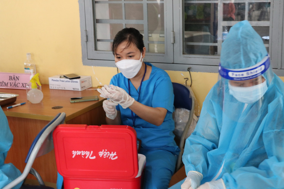 Nhân viên y tế chuẩn bị vaccine Vero Cell để chuẩn bị tiêm cho người dân Bình Dương. (Ảnh: Chí Tưởng/TTXVN) 