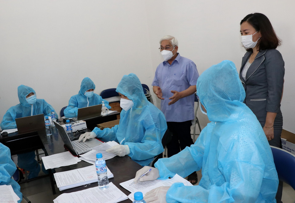 Bí thư Tỉnh ủy Bình Dương Nguyễn Văn Lợi trao đổi với đội ngũ y tế triển khai tiêm vaccine Vero Cell và đề nghị đẩy mạnh tiêm nhanh nhất có thể. (Ảnh: Chí Tưởng/TTXVN) 