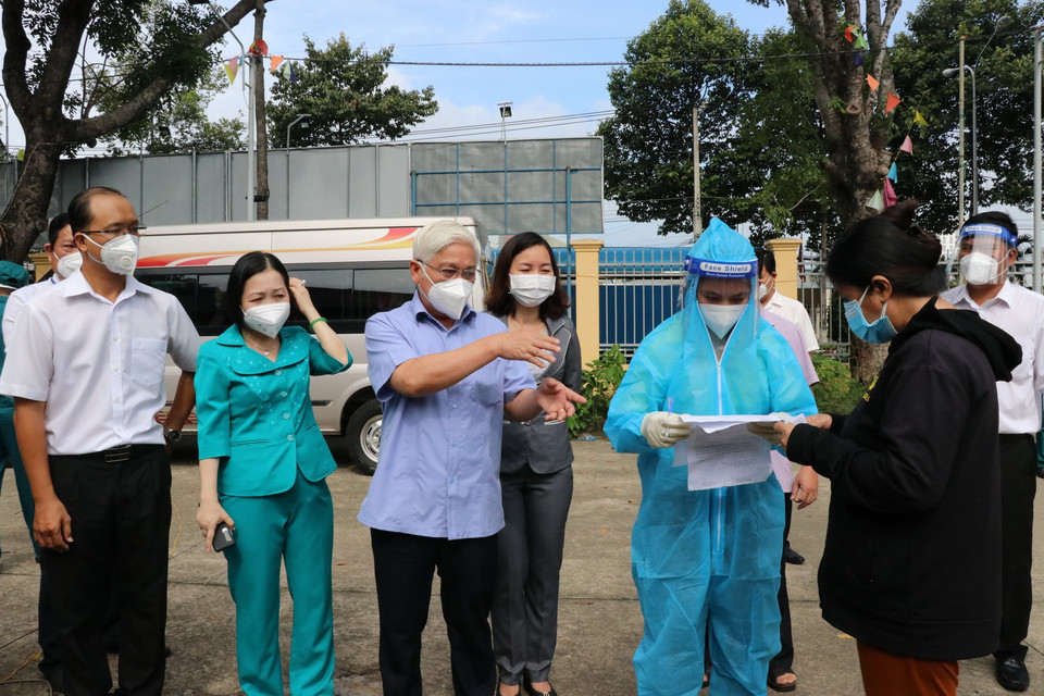 Bí thư Tỉnh ủy Bình Dương Nguyễn Văn Lợi thị sát điểm triển khai tiêm vaccine Vero Cell tại trung tâm văn hóa phường Phú Lợi, thành phố Thủ Dầu Một. (Ảnh: Chí Tưởng/TTXVN) 