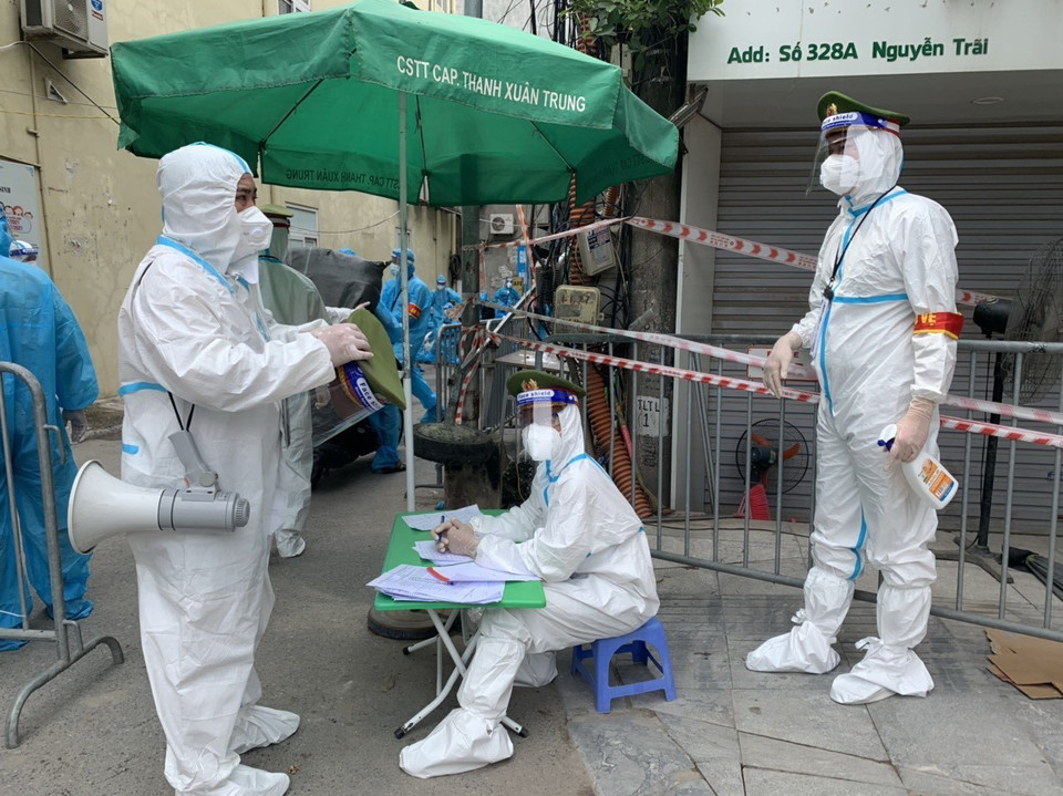 Lực lượng công an thực hiện nhiệm vụ tại hiện trường. (Ảnh: Văn Cảnh/TTXVN)