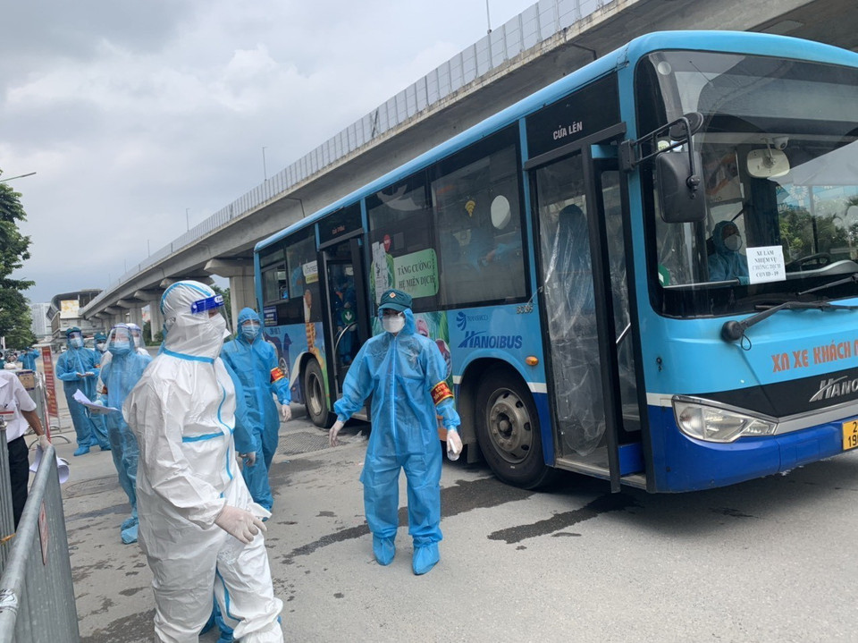 Xe buýt đưa công dân đi di dời. (Ảnh: Văn Cảnh/TTXVN)