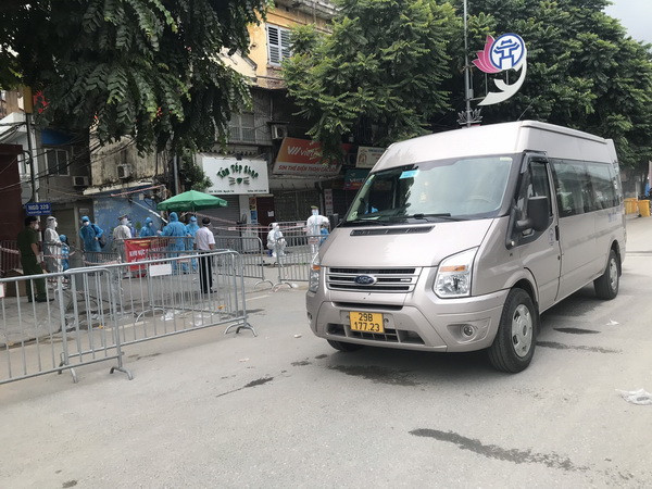 Vận chuyển các trường F1 đi cách ly. (Ảnh: Văn Cảnh/TTXVN)