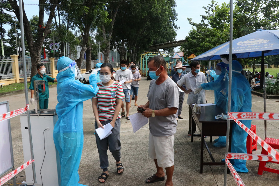 Người dân ngồi xếp hàng để được tiêm vaccine Vero Cell tại điểm tiêm Trung tâm văn hóa phường Phú Lợi, thành phố Thủ Dầu Một, tỉnh Bình Dương. (Ảnh: Chí Tưởng/TTXVN) 