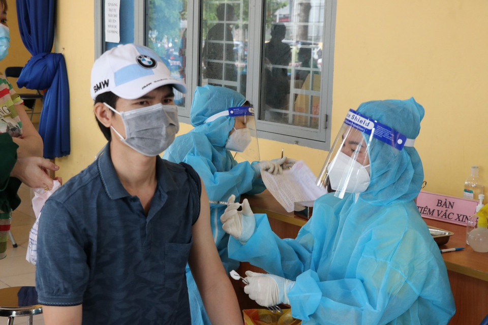 Người dân được tiêm vaccine Vero Cell tại điểm tiêm Trung tâm văn hóa phường Phú Lợi, thành phố Thủ Dầu Một, tỉnh Bình Dương. (Ảnh: Chí Tưởng/TTXVN) 