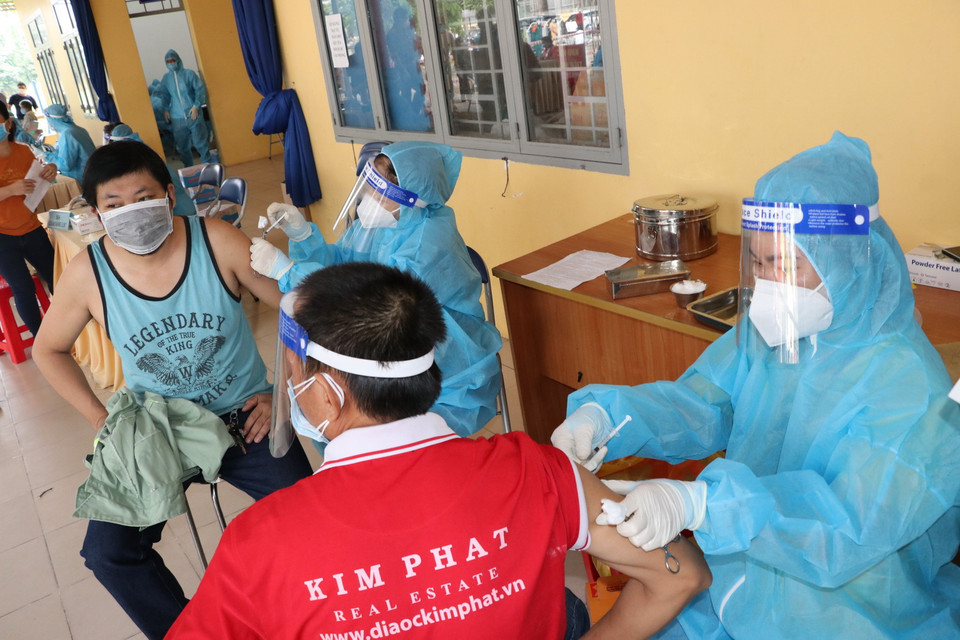 Người dân được tiêm vaccine Vero Cell tại điểm tiêm Trung tâm văn hóa phường Phú Lợi, thành phố Thủ Dầu Một, tỉnh Bình Dương. (Ảnh: Chí Tưởng/TTXVN) 