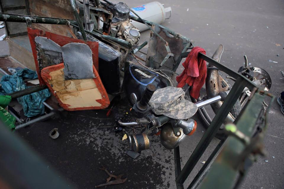 Vụ va chạm giữa chiếc ô tô mang BKS 30N-4054 với một xe ba gác chở bình gas đi ngược chiều, khiến người đàn ông điều khiển xe ba gác bất tỉnh, chảy nhiều máu. (Ảnh: Minh Sơn/Vietnam+)