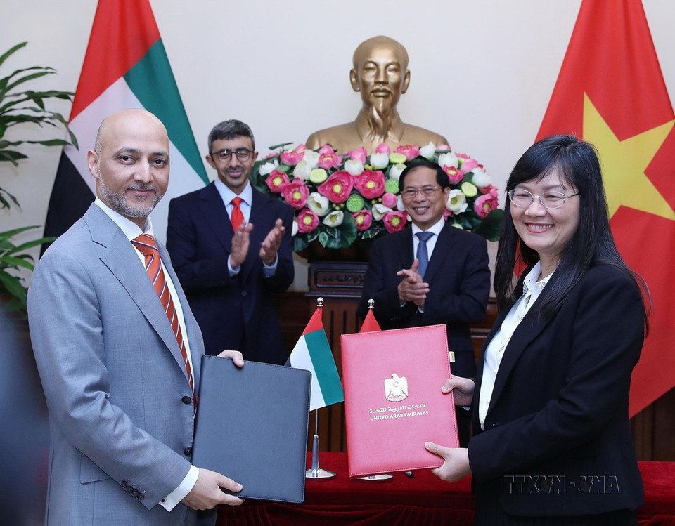 Bộ trưởng Ngoại giao Bùi Thanh Sơn và Bộ trưởng Ngoại giao UAE Sheikh Abdullah bin Zayed Al Nahyan chứng kiến lễ ký biên bản hợp tác giữa Học viện Ngoại giao hai nước, tại Hà Nội, ngày 14/6/2023. (Ảnh: Lâm Khánh/TTXVN)