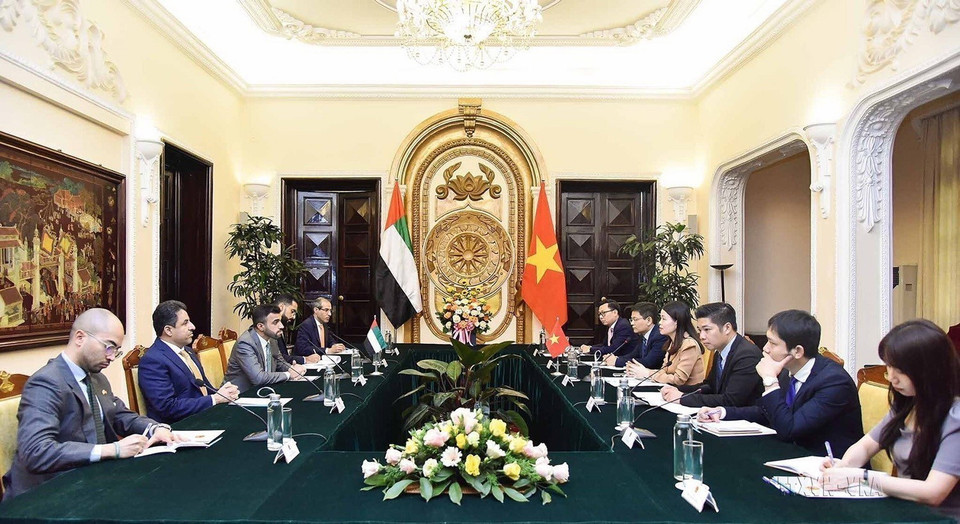 Bộ trưởng Ngoại giao Bùi Thanh Sơn tiếp Trợ lý Bộ trưởng Ngoại giao và Hợp tác quốc tế UAE Abdulnasser Al Shaali, tại Hà Nội, ngày 22/6/2022. (Ảnh: TTXVN phát)