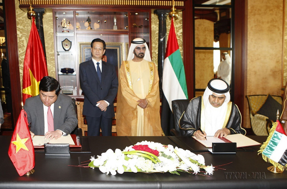 Thủ tướng Nguyễn Tấn Dũng và Phó Tổng thống, Thủ tướng Mohammed Bin Rashid Al Maktoum chứng kiến lễ ký thỏa thuận giữa Chính phủ hai nước Việt Nam-UAE về khuyến khích và bảo hộ đầu tư, tại Abu Dhabi, ngày 16/2/2009. (Ảnh: Đức Tám/TTXVN)