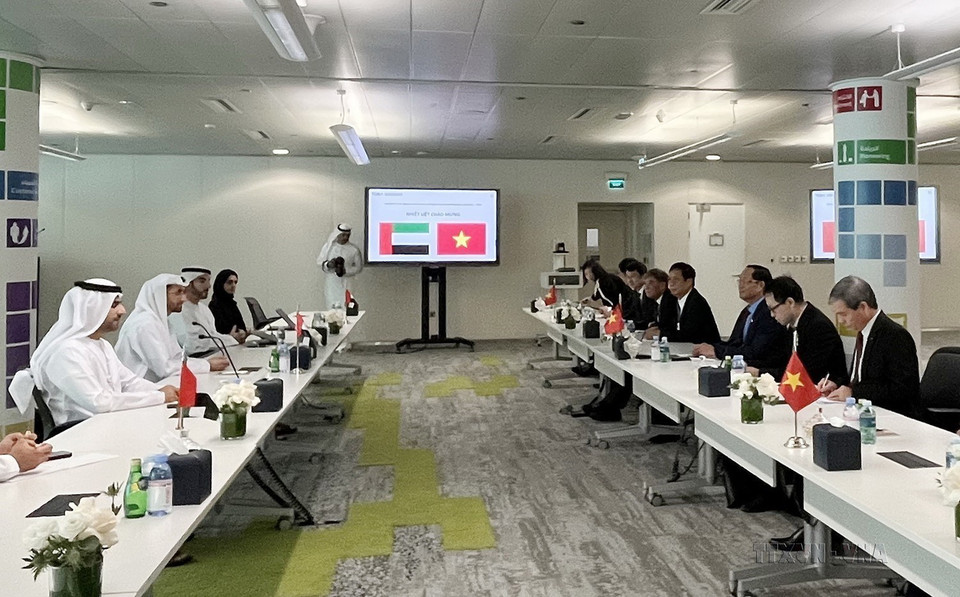 Phó Chủ tịch Quốc hội Trần Quang Phương tiếp Lãnh đạo Cơ quan quản lý và điều hành Chính phủ điện tử UAE, trong chuyến thăm và làm việc tại UAE, từ 7-8/12/2022. (Ảnh: TTXVN phát)