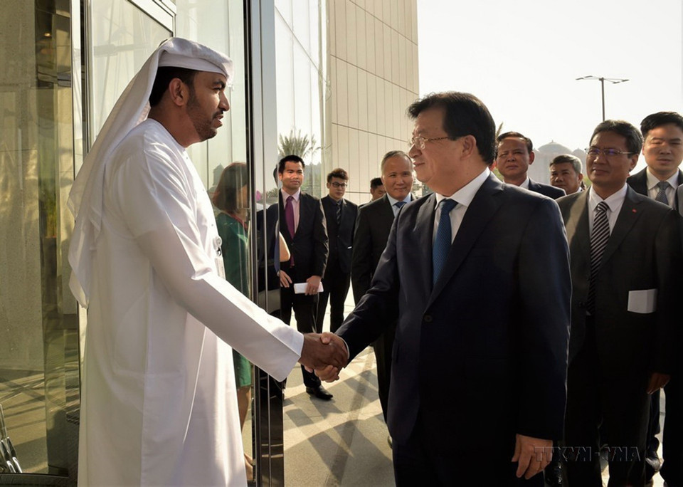 Phó Thủ tướng Trịnh Đình Dũng tiếp Quốc Vụ khanh phụ trách kinh tế, đầu tư Sultan Bin Ahmed Al Jaber trong chuyến thăm UAE từ ngày 6-9/7/2019. (Ảnh: TTXVN phát)