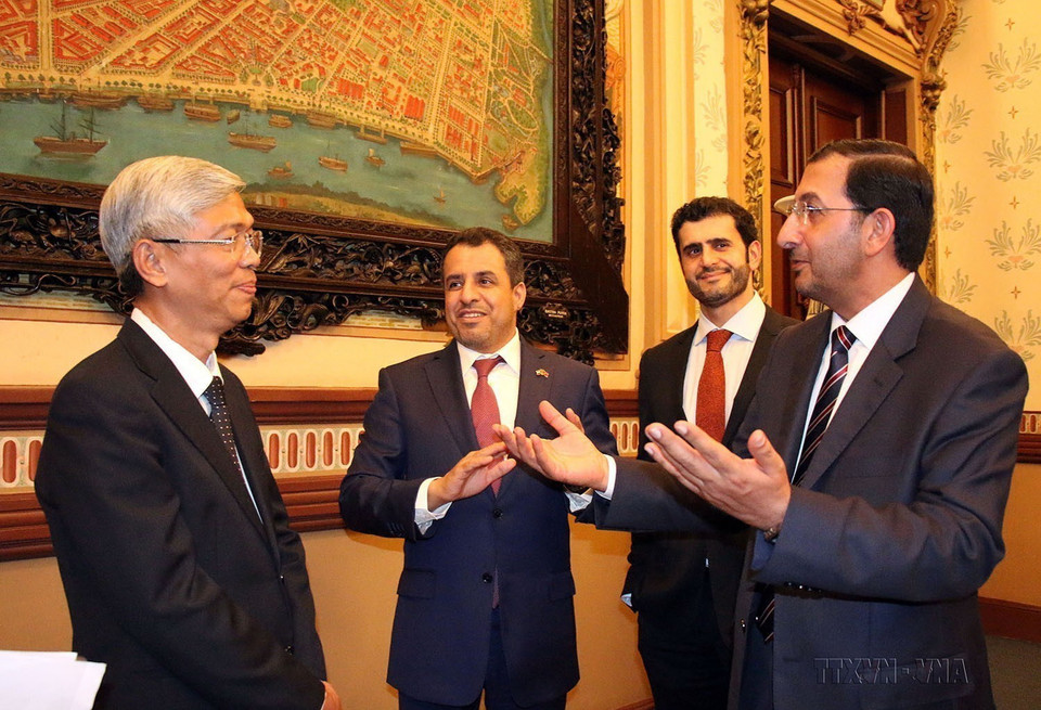 Chiều 17/10/2019, Phó Chủ tịch UBND Thành phố Hồ Chí Minh Võ Văn Hoan tiếp Thứ trưởng Bộ Kinh tế UAE Abdullah Al Saleh. (Ảnh: Tiến Lực/TTXVN)