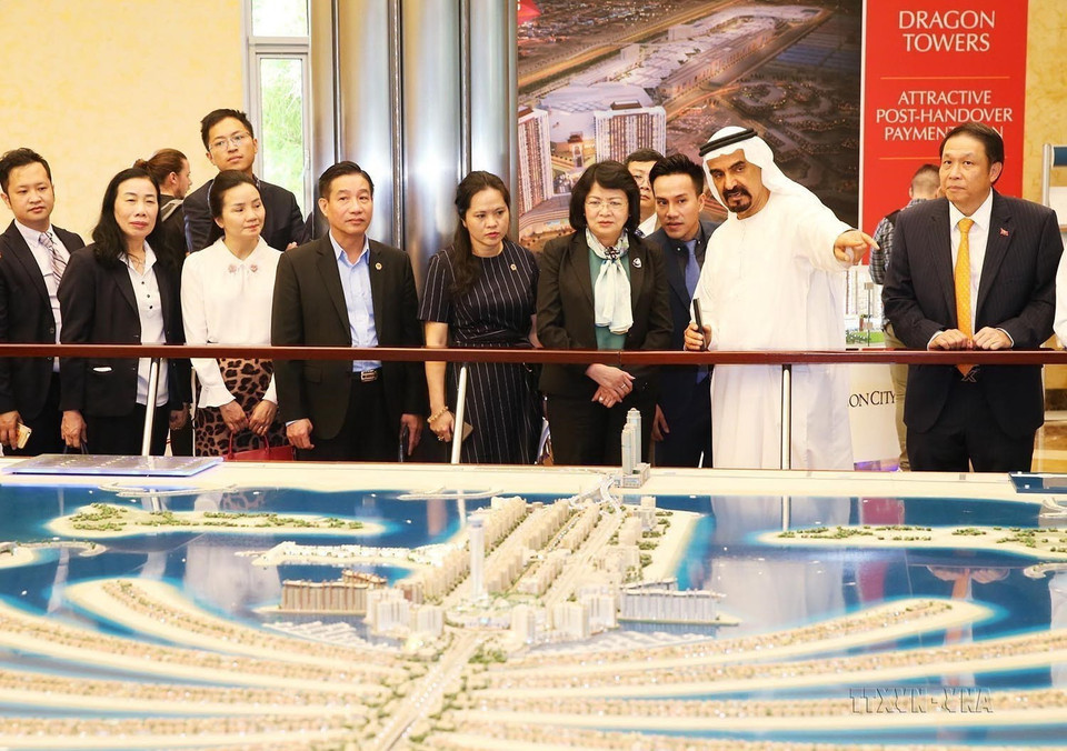Phó Chủ tịch nước Đặng Thị Ngọc Thịnh cùng Chủ tịch Tập đoàn Nakheel Ali Rashid Lootah tham quan mô hình Đảo Cọ (Palm Island) - quần đảo nhân tạo lớn nhất thế giới ở Dubai, trong chuyến thăm UAE, từ ngày 17-18/6/2019. (Ảnh: Lâm Khánh/TTXVN)