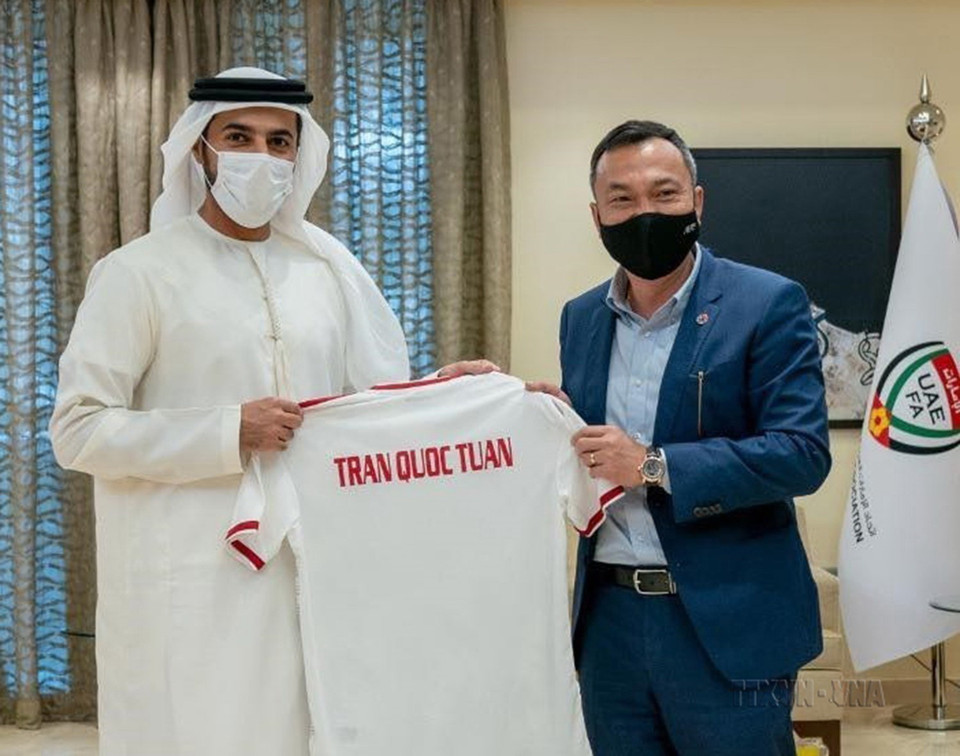 Phó Chủ tịch Thường trực Liên đoàn Bóng đá Việt Nam (VFF) Trần Quốc Tuấn thăm và làm việc với lãnh đạo Liên đoàn Bóng đá UAE, thống nhất việc cụ thể hóa các kế hoạch hợp tác trong tương lai giữa 2 Liên đoàn, ngày 1/6/2021). (Ảnh: Hoàng Linh/TTXVN)