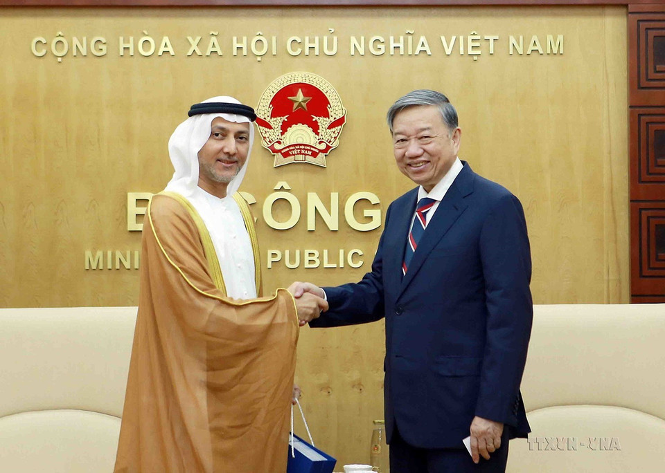 Bộ trưởng Công an Tô Lâm tiếp Đại sứ UAE tại Việt Nam Bader Almatrooshi, tại Hà Nội, 12/5/2023. (Ảnh: Phạm Kiên/TTXVN)