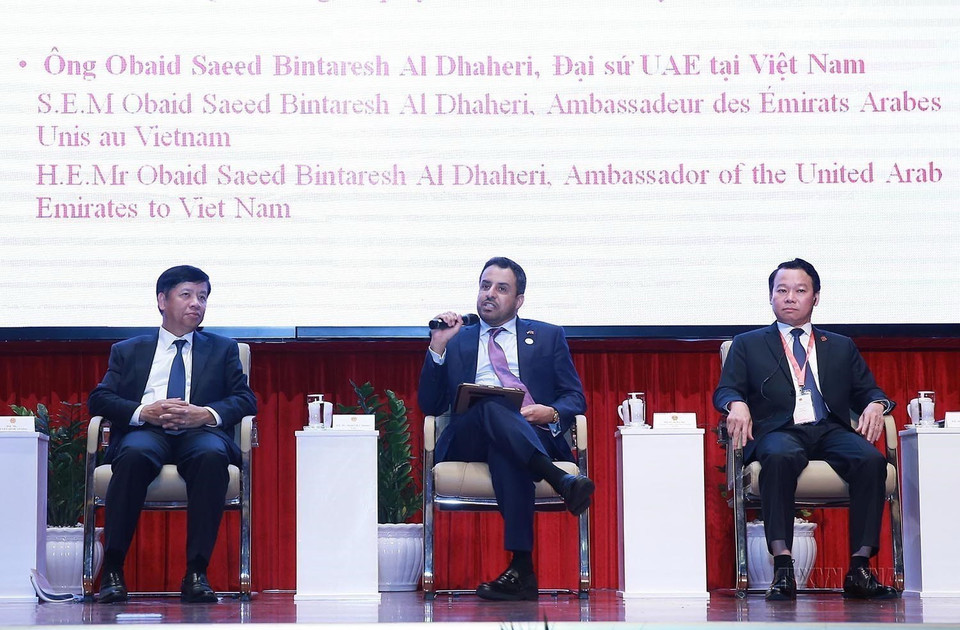 Đại sứ UAE tại Việt Nam Obaid Saeed Bintaresh Al Dhaheri (giữa) tham luận tại Hội nghị gặp mặt đại sứ các nước Trung Đông-châu Phi năm 2019, tổ chức tại Hà Nội, ngày 9/9/2019. (Ảnh: Lâm Khánh/TTXVN)